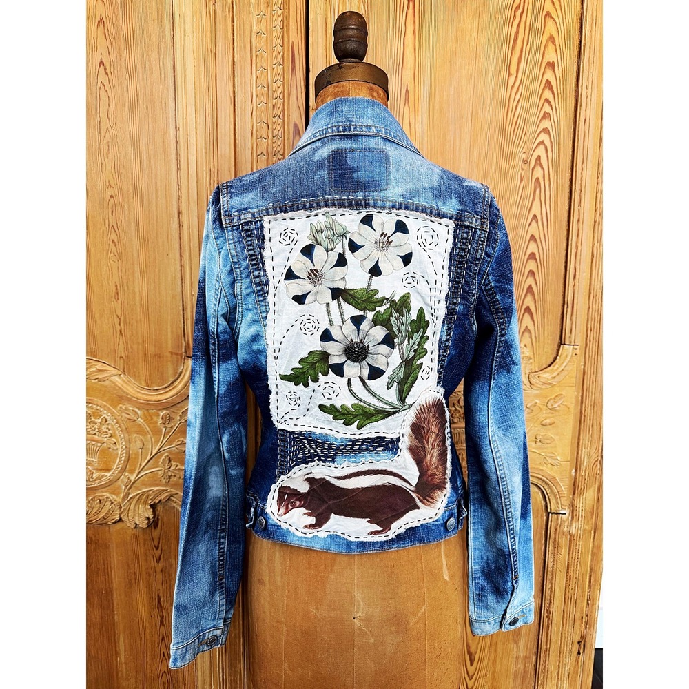 Upcycled‎ Levi's Denim Jacket Skunk Patch Folk Art Size M, Cottagecore style